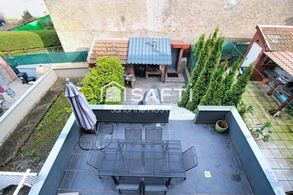 Maison mitoyenne rénovée de 120m2 hab avec 2 terrasses.