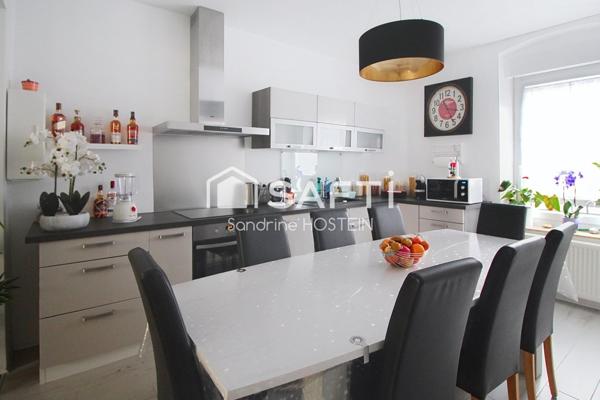 Maison mitoyenne rénovée de 120m2 hab avec 2 terrasses.