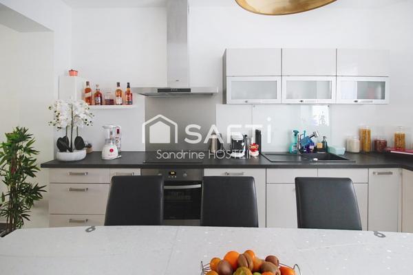 Maison mitoyenne rénovée de 120m2 hab avec 2 terrasses.