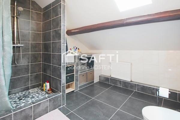 Maison mitoyenne rénovée de 120m2 hab avec 2 terrasses.