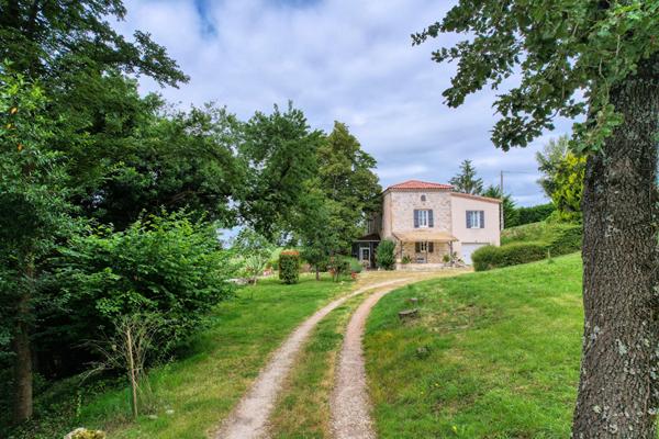 A Vendre Maison de caractère de 205 m² avec piscine, parc, dépendances et point d'eau naturel