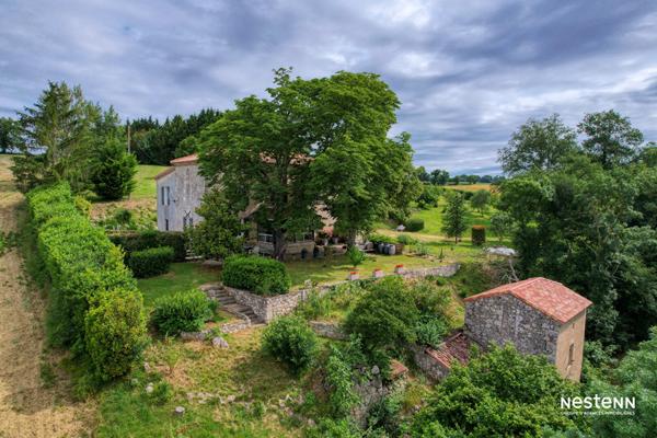 A Vendre Maison de caractère de 205 m² avec piscine, parc, dépendances et point d'eau naturel