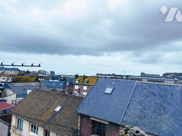 À proximité immédiate du port, Jolie Maison comprenant : au rez-de-chaussée une entrée, un séjo...