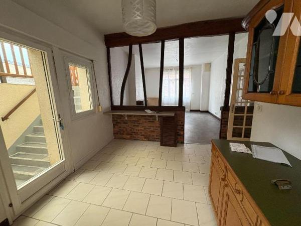 À proximité immédiate du port, Jolie Maison comprenant : au rez-de-chaussée une entrée, un séjo...