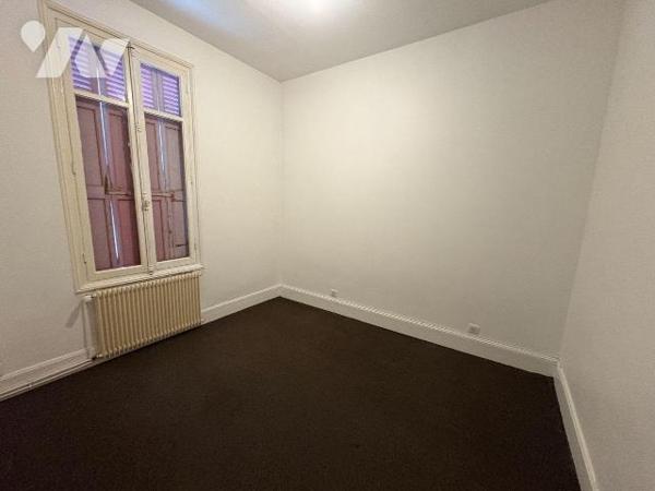 À proximité immédiate du port, Jolie Maison comprenant : au rez-de-chaussée une entrée, un séjo...