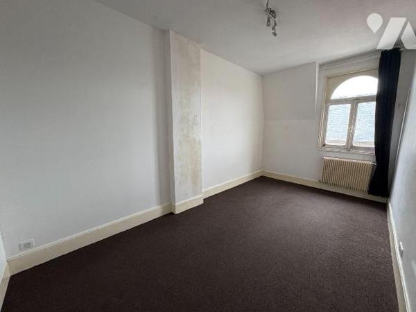 À proximité immédiate du port, Jolie Maison comprenant : au rez-de-chaussée une entrée, un séjo...