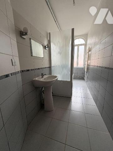 À proximité immédiate du port, Jolie Maison comprenant : au rez-de-chaussée une entrée, un séjo...