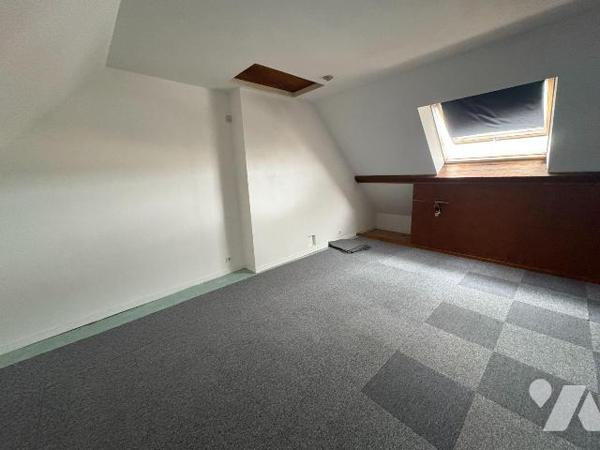 À proximité immédiate du port, Jolie Maison comprenant : au rez-de-chaussée une entrée, un séjo...