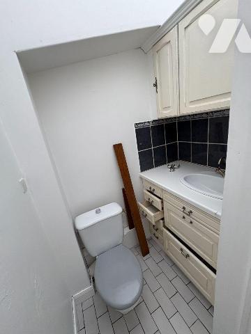 À proximité immédiate du port, Jolie Maison comprenant : au rez-de-chaussée une entrée, un séjo...