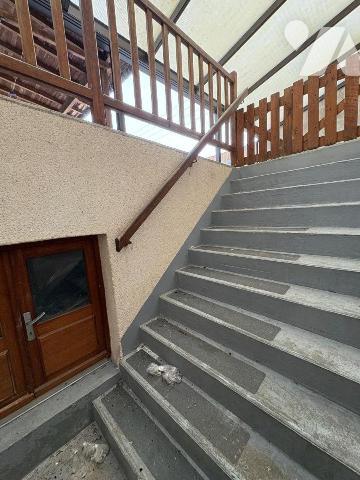 À proximité immédiate du port, Jolie Maison comprenant : au rez-de-chaussée une entrée, un séjo...