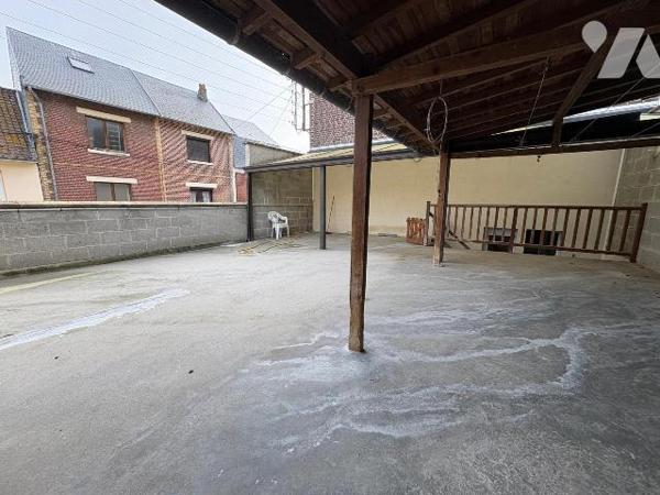 À proximité immédiate du port, Jolie Maison comprenant : au rez-de-chaussée une entrée, un séjo...