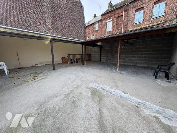 À proximité immédiate du port, Jolie Maison comprenant : au rez-de-chaussée une entrée, un séjo...