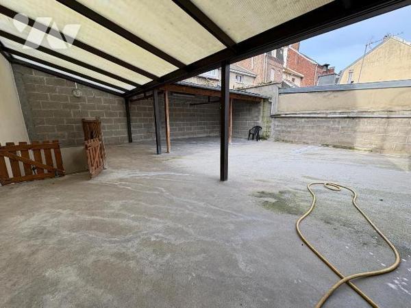À proximité immédiate du port, Jolie Maison comprenant : au rez-de-chaussée une entrée, un séjo...