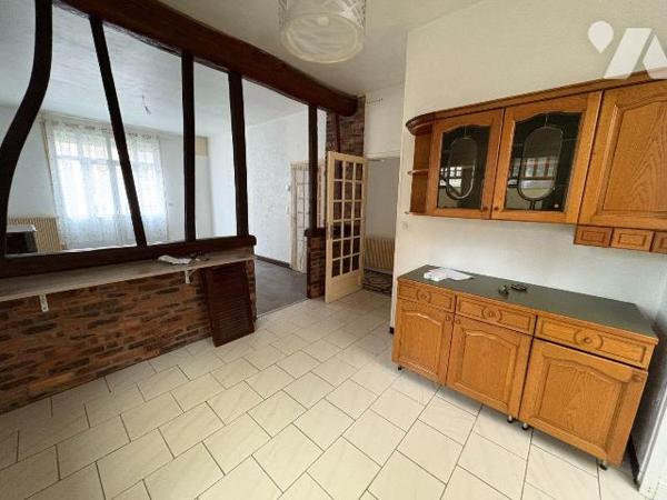 À proximité immédiate du port, Jolie Maison comprenant : au rez-de-chaussée une entrée, un séjo...