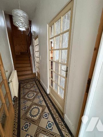 À proximité immédiate du port, Jolie Maison comprenant : au rez-de-chaussée une entrée, un séjo...