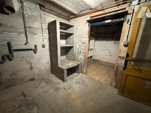 À proximité immédiate du port, Jolie Maison comprenant : au rez-de-chaussée une entrée, un séjo...