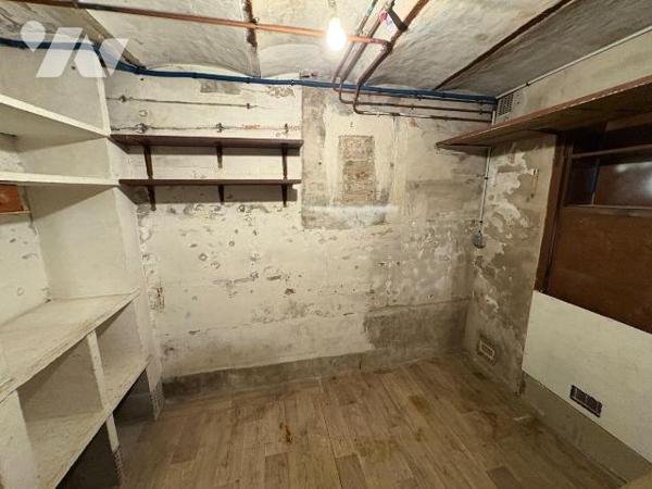 À proximité immédiate du port, Jolie Maison comprenant : au rez-de-chaussée une entrée, un séjo...