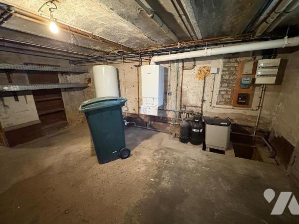 À proximité immédiate du port, Jolie Maison comprenant : au rez-de-chaussée une entrée, un séjo...