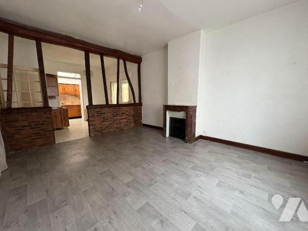 À proximité immédiate du port, Jolie Maison comprenant : au rez-de-chaussée une entrée, un séjo...
