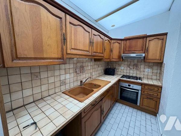 À proximité immédiate du port, Jolie Maison comprenant : au rez-de-chaussée une entrée, un séjo...