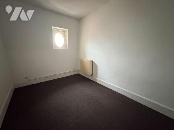 À proximité immédiate du port, Jolie Maison comprenant : au rez-de-chaussée une entrée, un séjo...