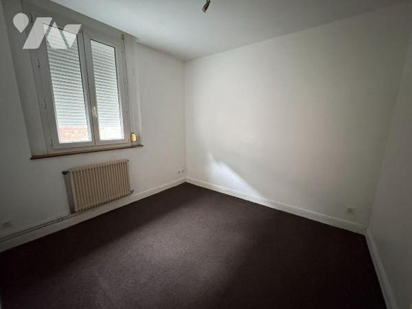 À proximité immédiate du port, Jolie Maison comprenant : au rez-de-chaussée une entrée, un séjo...