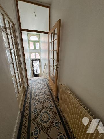 À proximité immédiate du port, Jolie Maison comprenant : au rez-de-chaussée une entrée, un séjo...