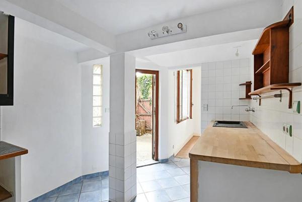 A SAISIR MAISON DE VILLE AVEC COUR