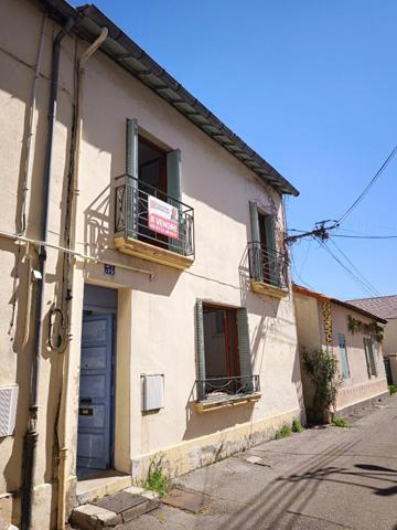A SAISIR MAISON DE VILLE AVEC COUR