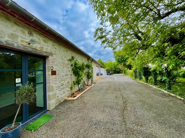 Découvrez cette splendide grange en pierres et briques de 289 m² rénovée récemment située dans un quartier résidentiel prisé, alliant charme et modernité. Cette grange était récemment utilisée comme espace de réception par un artisan mais la qualité de l , Villeneuve sur lot
