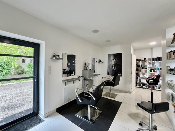 Découvrez cette splendide grange en pierres et briques de 289 m² rénovée récemment située dans un quartier résidentiel prisé, alliant charme et modernité. Cette grange était récemment utilisée comme espace de réception par un artisan mais la qualité de l , Villeneuve sur lot