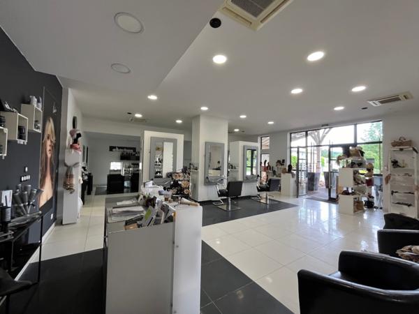 Découvrez cette splendide grange en pierres et briques de 289 m² rénovée récemment située dans un quartier résidentiel prisé, alliant charme et modernité. Cette grange était récemment utilisée comme espace de réception par un artisan mais la qualité de l , Villeneuve sur lot