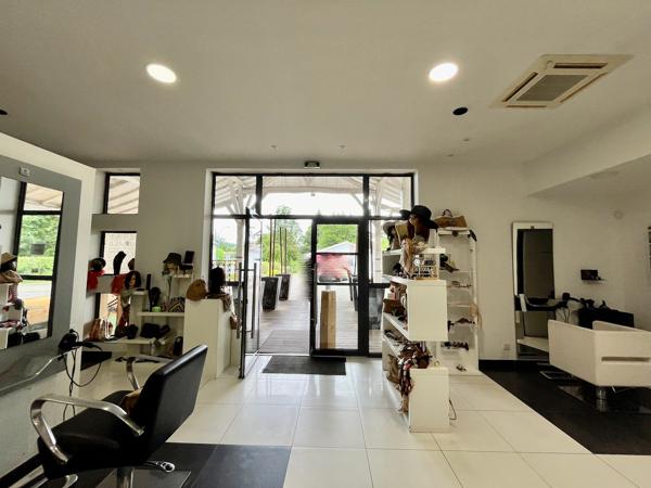 Découvrez cette splendide grange en pierres et briques de 289 m² rénovée récemment située dans un quartier résidentiel prisé, alliant charme et modernité. Cette grange était récemment utilisée comme espace de réception par un artisan mais la qualité de l , Villeneuve sur lot