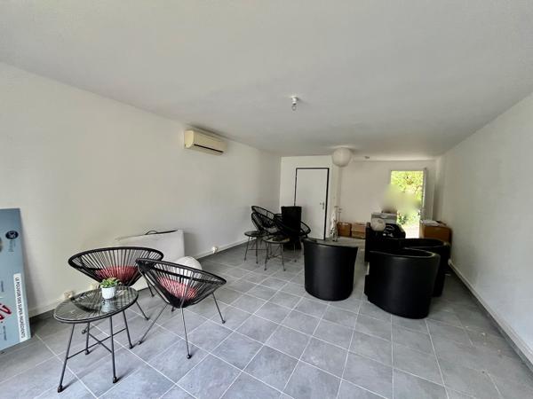 Découvrez cette splendide grange en pierres et briques de 289 m² rénovée récemment située dans un quartier résidentiel prisé, alliant charme et modernité. Cette grange était récemment utilisée comme espace de réception par un artisan mais la qualité de l , Villeneuve sur lot