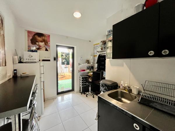 Découvrez cette splendide grange en pierres et briques de 289 m² rénovée récemment située dans un quartier résidentiel prisé, alliant charme et modernité. Cette grange était récemment utilisée comme espace de réception par un artisan mais la qualité de l , Villeneuve sur lot