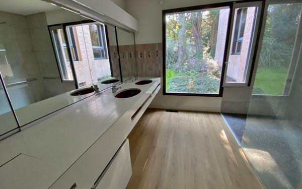 Maison à vendre    10 pièces • 315,21 m2 Chassieu