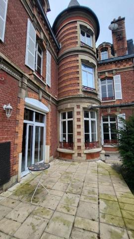 Magnifique maison de caractère face au Parc des champs Elysées