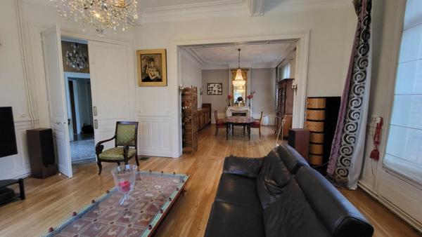 Magnifique maison de caractère face au Parc des champs Elysées