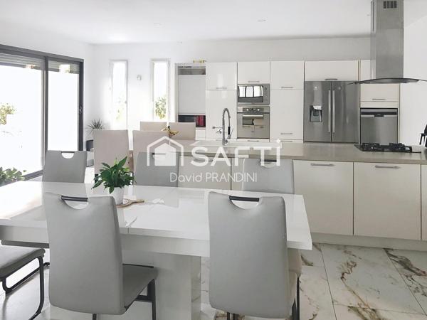 Maison contemporaine 6 chambres de 240m² +sous sol de 160m², piscine, parcelle 1000m²