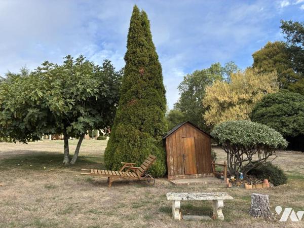 Nichée dans un écrin de verdure