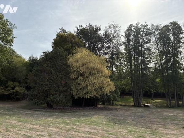 Nichée dans un écrin de verdure