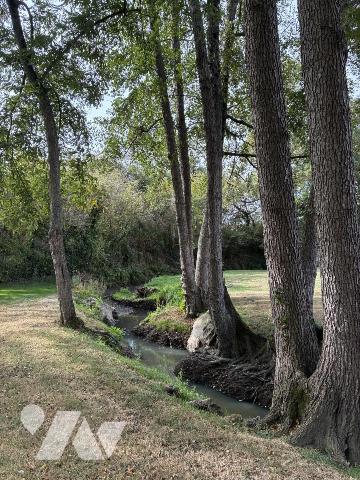 Nichée dans un écrin de verdure