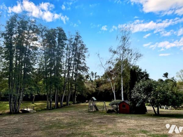 Nichée dans un écrin de verdure