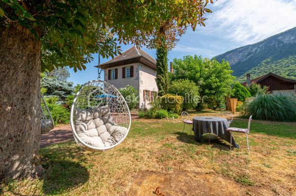 Nouvelle EXCLUSIVITÉ de votre conseiller immobilier local BSK IMMOBILIER !!!

Amoureux des bâtisses de caractère et pleines de charme implantées au cœur d’un ilot de verdure, vous allez être comblés…

Située sur la paisible commune de Sonnaz, venez découvrir cette belle propriété construite sur un terrain d’environ 2600 m² complètement arboré et offrant environ 180 m² de surface répartis sur 2 niveaux : 

Rez-de-chaussée :

- Une entrée confortable,
- Une belle pièce de vie avec espace cuisine au coin du feu, salle à manger - séjour avec ses parquets d’époque,
- Un cellier / débarras.

Premier étage :

- 4 chambres dont 1 parentale avec sa propre salle de bains,
- Un espace bureau,
- Une salle d’eau indépendante,
- Accès direct aux combles.

En annexes :

- Un sous-sol complet avec garage, chaufferie, buanderie et cave voutée. 

Concernant les points techniques de la maison :

- Chauffage assuré par un poêle à granulés et complété par des radiateurs reliés à une chaudière fioul,
- Menuiseries bois avec volets battants,
- Assainissement collectif. 

L’emplacement de cette propriété, couplé à un potentiel d’évolution important, sauront vous séduire et font de cette bâtisse un bien rare à la vente ! 

A votre disposition afin d’échanger sur ce bien et d’organiser une visite.