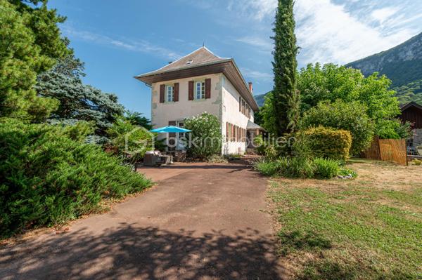 Nouvelle EXCLUSIVITÉ de votre conseiller immobilier local BSK IMMOBILIER !!!

Amoureux des bâtisses de caractère et pleines de charme implantées au cœur d’un ilot de verdure, vous allez être comblés…

Située sur la paisible commune de Sonnaz, venez découvrir cette belle propriété construite sur un terrain d’environ 2600 m² complètement arboré et offrant environ 180 m² de surface répartis sur 2 niveaux : 

Rez-de-chaussée :

- Une entrée confortable,
- Une belle pièce de vie avec espace cuisine au coin du feu, salle à manger - séjour avec ses parquets d’époque,
- Un cellier / débarras.

Premier étage :

- 4 chambres dont 1 parentale avec sa propre salle de bains,
- Un espace bureau,
- Une salle d’eau indépendante,
- Accès direct aux combles.

En annexes :

- Un sous-sol complet avec garage, chaufferie, buanderie et cave voutée. 

Concernant les points techniques de la maison :

- Chauffage assuré par un poêle à granulés et complété par des radiateurs reliés à une chaudière fioul,
- Menuiseries bois avec volets battants,
- Assainissement collectif. 

L’emplacement de cette propriété, couplé à un potentiel d’évolution important, sauront vous séduire et font de cette bâtisse un bien rare à la vente ! 

A votre disposition afin d’échanger sur ce bien et d’organiser une visite.