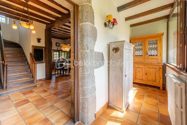Nouvelle EXCLUSIVITÉ de votre conseiller immobilier local BSK IMMOBILIER !!!

Amoureux des bâtisses de caractère et pleines de charme implantées au cœur d’un ilot de verdure, vous allez être comblés…

Située sur la paisible commune de Sonnaz, venez découvrir cette belle propriété construite sur un terrain d’environ 2600 m² complètement arboré et offrant environ 180 m² de surface répartis sur 2 niveaux : 

Rez-de-chaussée :

- Une entrée confortable,
- Une belle pièce de vie avec espace cuisine au coin du feu, salle à manger - séjour avec ses parquets d’époque,
- Un cellier / débarras.

Premier étage :

- 4 chambres dont 1 parentale avec sa propre salle de bains,
- Un espace bureau,
- Une salle d’eau indépendante,
- Accès direct aux combles.

En annexes :

- Un sous-sol complet avec garage, chaufferie, buanderie et cave voutée. 

Concernant les points techniques de la maison :

- Chauffage assuré par un poêle à granulés et complété par des radiateurs reliés à une chaudière fioul,
- Menuiseries bois avec volets battants,
- Assainissement collectif. 

L’emplacement de cette propriété, couplé à un potentiel d’évolution important, sauront vous séduire et font de cette bâtisse un bien rare à la vente ! 

A votre disposition afin d’échanger sur ce bien et d’organiser une visite.
