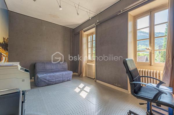 Nouvelle EXCLUSIVITÉ de votre conseiller immobilier local BSK IMMOBILIER !!!

Amoureux des bâtisses de caractère et pleines de charme implantées au cœur d’un ilot de verdure, vous allez être comblés…

Située sur la paisible commune de Sonnaz, venez découvrir cette belle propriété construite sur un terrain d’environ 2600 m² complètement arboré et offrant environ 180 m² de surface répartis sur 2 niveaux : 

Rez-de-chaussée :

- Une entrée confortable,
- Une belle pièce de vie avec espace cuisine au coin du feu, salle à manger - séjour avec ses parquets d’époque,
- Un cellier / débarras.

Premier étage :

- 4 chambres dont 1 parentale avec sa propre salle de bains,
- Un espace bureau,
- Une salle d’eau indépendante,
- Accès direct aux combles.

En annexes :

- Un sous-sol complet avec garage, chaufferie, buanderie et cave voutée. 

Concernant les points techniques de la maison :

- Chauffage assuré par un poêle à granulés et complété par des radiateurs reliés à une chaudière fioul,
- Menuiseries bois avec volets battants,
- Assainissement collectif. 

L’emplacement de cette propriété, couplé à un potentiel d’évolution important, sauront vous séduire et font de cette bâtisse un bien rare à la vente ! 

A votre disposition afin d’échanger sur ce bien et d’organiser une visite.