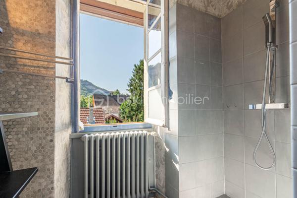 Nouvelle EXCLUSIVITÉ de votre conseiller immobilier local BSK IMMOBILIER !!!

Amoureux des bâtisses de caractère et pleines de charme implantées au cœur d’un ilot de verdure, vous allez être comblés…

Située sur la paisible commune de Sonnaz, venez découvrir cette belle propriété construite sur un terrain d’environ 2600 m² complètement arboré et offrant environ 180 m² de surface répartis sur 2 niveaux : 

Rez-de-chaussée :

- Une entrée confortable,
- Une belle pièce de vie avec espace cuisine au coin du feu, salle à manger - séjour avec ses parquets d’époque,
- Un cellier / débarras.

Premier étage :

- 4 chambres dont 1 parentale avec sa propre salle de bains,
- Un espace bureau,
- Une salle d’eau indépendante,
- Accès direct aux combles.

En annexes :

- Un sous-sol complet avec garage, chaufferie, buanderie et cave voutée. 

Concernant les points techniques de la maison :

- Chauffage assuré par un poêle à granulés et complété par des radiateurs reliés à une chaudière fioul,
- Menuiseries bois avec volets battants,
- Assainissement collectif. 

L’emplacement de cette propriété, couplé à un potentiel d’évolution important, sauront vous séduire et font de cette bâtisse un bien rare à la vente ! 

A votre disposition afin d’échanger sur ce bien et d’organiser une visite.