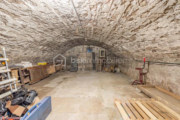 Nouvelle EXCLUSIVITÉ de votre conseiller immobilier local BSK IMMOBILIER !!!

Amoureux des bâtisses de caractère et pleines de charme implantées au cœur d’un ilot de verdure, vous allez être comblés…

Située sur la paisible commune de Sonnaz, venez découvrir cette belle propriété construite sur un terrain d’environ 2600 m² complètement arboré et offrant environ 180 m² de surface répartis sur 2 niveaux : 

Rez-de-chaussée :

- Une entrée confortable,
- Une belle pièce de vie avec espace cuisine au coin du feu, salle à manger - séjour avec ses parquets d’époque,
- Un cellier / débarras.

Premier étage :

- 4 chambres dont 1 parentale avec sa propre salle de bains,
- Un espace bureau,
- Une salle d’eau indépendante,
- Accès direct aux combles.

En annexes :

- Un sous-sol complet avec garage, chaufferie, buanderie et cave voutée. 

Concernant les points techniques de la maison :

- Chauffage assuré par un poêle à granulés et complété par des radiateurs reliés à une chaudière fioul,
- Menuiseries bois avec volets battants,
- Assainissement collectif. 

L’emplacement de cette propriété, couplé à un potentiel d’évolution important, sauront vous séduire et font de cette bâtisse un bien rare à la vente ! 

A votre disposition afin d’échanger sur ce bien et d’organiser une visite.