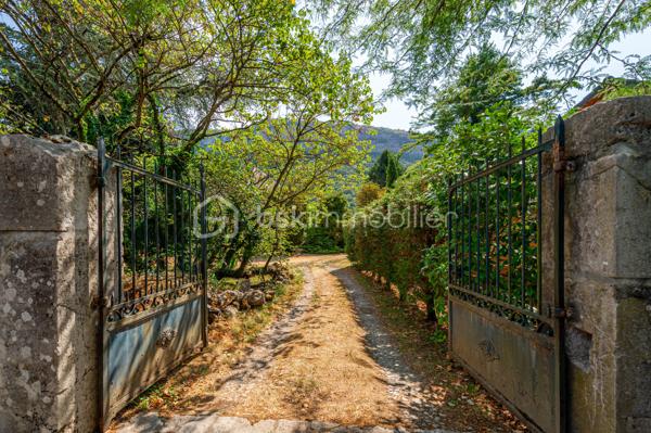 Nouvelle EXCLUSIVITÉ de votre conseiller immobilier local BSK IMMOBILIER !!!

Amoureux des bâtisses de caractère et pleines de charme implantées au cœur d’un ilot de verdure, vous allez être comblés…

Située sur la paisible commune de Sonnaz, venez découvrir cette belle propriété construite sur un terrain d’environ 2600 m² complètement arboré et offrant environ 180 m² de surface répartis sur 2 niveaux : 

Rez-de-chaussée :

- Une entrée confortable,
- Une belle pièce de vie avec espace cuisine au coin du feu, salle à manger - séjour avec ses parquets d’époque,
- Un cellier / débarras.

Premier étage :

- 4 chambres dont 1 parentale avec sa propre salle de bains,
- Un espace bureau,
- Une salle d’eau indépendante,
- Accès direct aux combles.

En annexes :

- Un sous-sol complet avec garage, chaufferie, buanderie et cave voutée. 

Concernant les points techniques de la maison :

- Chauffage assuré par un poêle à granulés et complété par des radiateurs reliés à une chaudière fioul,
- Menuiseries bois avec volets battants,
- Assainissement collectif. 

L’emplacement de cette propriété, couplé à un potentiel d’évolution important, sauront vous séduire et font de cette bâtisse un bien rare à la vente ! 

A votre disposition afin d’échanger sur ce bien et d’organiser une visite.